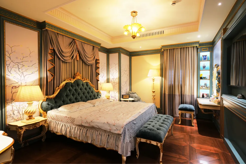 Những đường cong mềm mại mang tinh thần Art Nouveau tạo nên vẻ đẹp duyên dáng cho không gian.