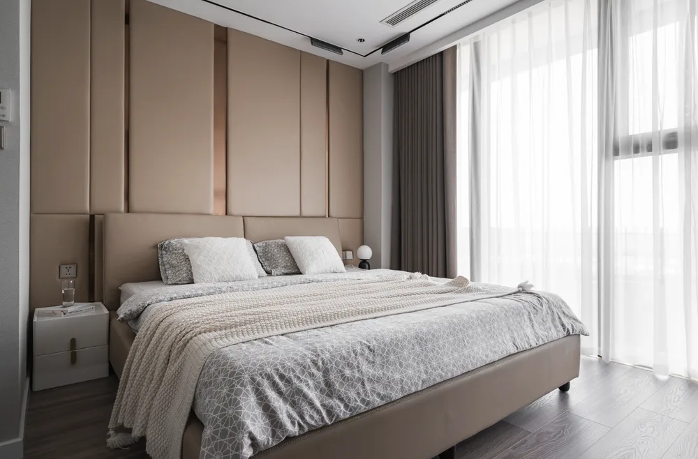 Phòng ngủ rộng cần kiểm soát tỷ lệ nội thất, điểm nhấn, khoảng trống và phân khu để tránh trống trải hoặc nặng nề