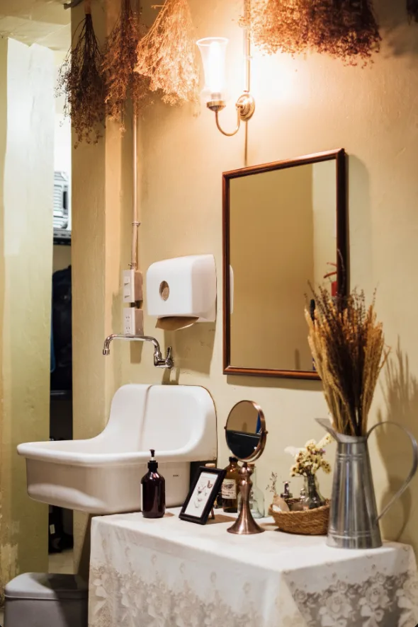 Phòng tắm và không gian phụ có thể đưa Vintage vào qua gạch, thiết bị, gương và phụ kiện mà vẫn đảm bảo công năng (Nguồn hình: Internet)