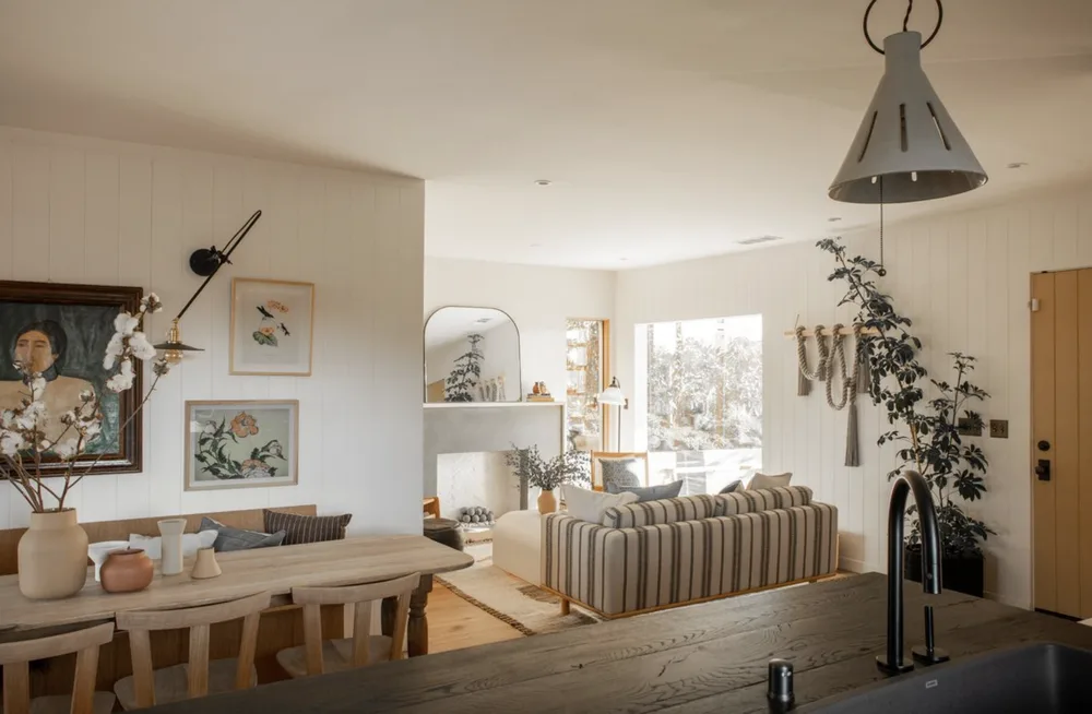 Sofa đơn sắc kết hợp sàn gỗ và chất liệu mềm tạo nên không gian tiếp khách nhẹ nhàng, thanh lịch (Nguồn hình: Internet)